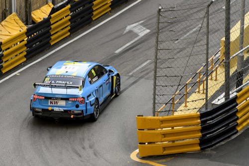 ​Flash report: Andy Priaulx breaks 2:30 barrier at Macau