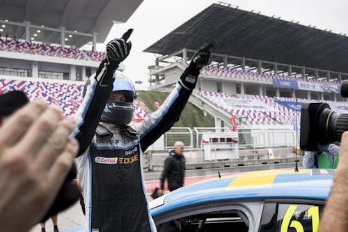 Néstor Girolami claims maiden WTCC pole to close in on World Championship lead for Polestar Cyan Racing